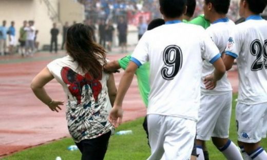 Imagini INCREDIBILE din China! O femeie isterica a luat la bataie un arbitru cu picioarele si punga de sticks :))_4