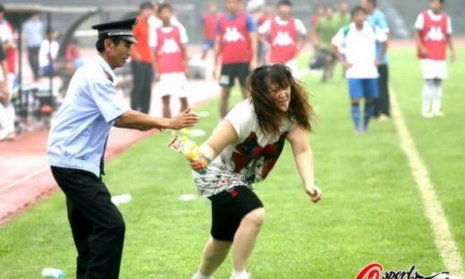 Imagini INCREDIBILE din China! O femeie isterica a luat la bataie un arbitru cu picioarele si punga de sticks :))_5