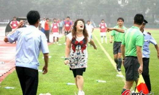 Imagini INCREDIBILE din China! O femeie isterica a luat la bataie un arbitru cu picioarele si punga de sticks :))_7