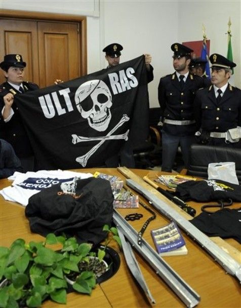 Fanii lui Liverpool, atacati pe strazile din Napoli cu bate si cutite! Patru politisti injunghiati! FOTO_2