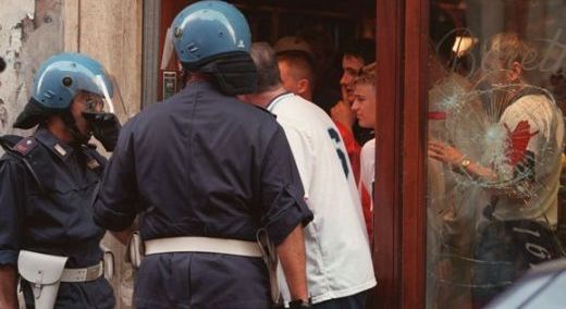 Fanii lui Liverpool, atacati pe strazile din Napoli cu bate si cutite! Patru politisti injunghiati! FOTO_1