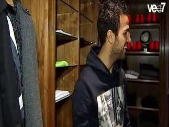 
	VIDEO! Cum arata vestiarul PERSONAL al lui Fabregas! Are mai multa incaltaminte decat o... femeie si pastreaza tricoul lui Messi cu el!

