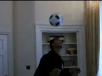 
	VIDEO E mai tare ca Ronaldinho? Vezi cat tine Chamakh de la Arsenal mingea pe CAP!
