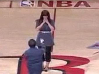 VIDEO / Faza PENIBILA in NBA! Si-a cerut iubita de sotie si... a fost refuzat :)