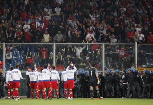 BOMBA! Sarbii au aflat decizia UEFA: Vezi cu cat vor fi penalizati din cauza fanilor!_5