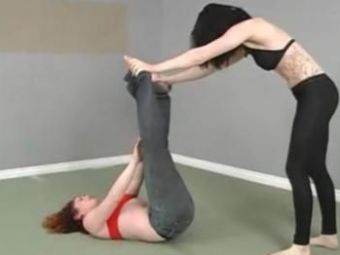 
	VIDEO: Uite cum se joaca doua fete de-a &quot;wrestlingul&quot;!
