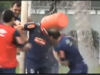 
	VIDEO: Caterinca maxima! Un jucator de la Santos, legat de bara si batut mar de colegi de ziua lui :))
