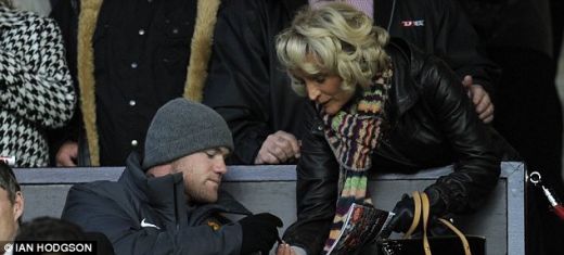 FOTO / Rooney a beneficiat de acelasi tratament ca familia REGALA pe aeroport:_7