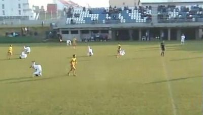 VIDEO / FAZA ANULUI: toti jucatorii unei echipe s-au rostogolit pe teren in acelasi timp: