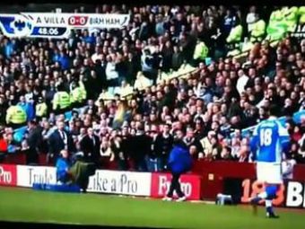 
	VIDEO / Aston Villa si-a gasit atacant in tribune! Un fan a reusit FAZA meciului:
