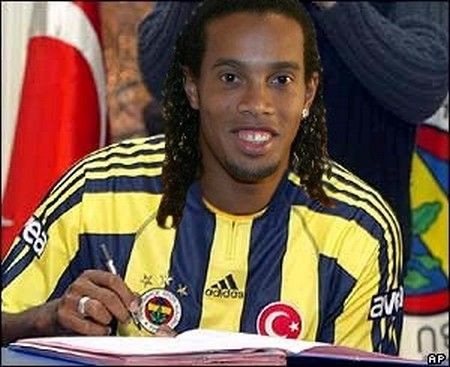 Au aparut deja poze cu Ronaldinho in tricoul Galatei :) Vezi cum au raspuns fanii lui Fenerbahce:_1