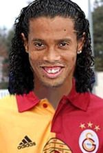 Au aparut deja poze cu Ronaldinho in tricoul Galatei :) Vezi cum au raspuns fanii lui Fenerbahce:_2