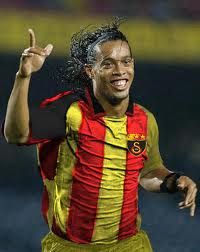 Au aparut deja poze cu Ronaldinho in tricoul Galatei :) Vezi cum au raspuns fanii lui Fenerbahce:_3