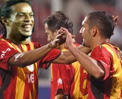 Au aparut deja poze cu Ronaldinho in tricoul Galatei :) Vezi cum au raspuns fanii lui Fenerbahce:_4