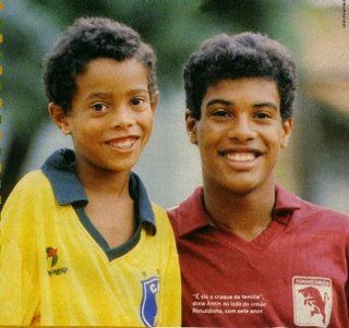 Au aparut deja poze cu Ronaldinho in tricoul Galatei :) Vezi cum au raspuns fanii lui Fenerbahce:_6