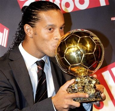Au aparut deja poze cu Ronaldinho in tricoul Galatei :) Vezi cum au raspuns fanii lui Fenerbahce:_7