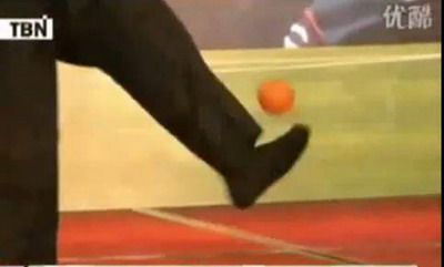 
	VIDEO / Maradona a declansat ISTERIA in China! A jonglat cu o portocala si o minge de tenis:
