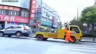 
	Video:megatupeu! O femeie isterica pleaca dupa ea cu magaoaia de ridicat masini!
