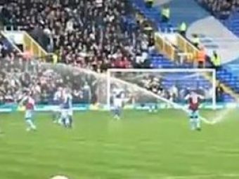 
	VIDEO! Cea mai PENALA gafa din Anglia: O tasnitoare s-a dezlantuit in timpul meciului si i-a facut fleasca pe jucatori :))
