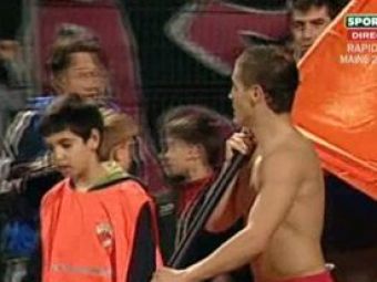 
	VIDEO! Torje s-a dezlantuit la finalul meciului cu Craiova! S-a dezbracat, a luat steagul cu Haldan si a inceput sa alerge cu fanii!
