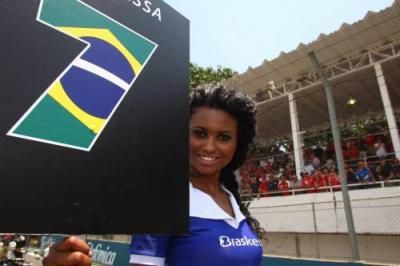 
	FOTO: Brazilienii au cu ce! Uite ce fete au incins pista la Marele Premiu din Sao Paolo:
