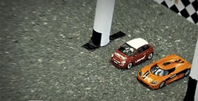 
	VIDEO: Cum poate o broscuta&nbsp;Fiat 500&nbsp;sa intreaca un superbolid Koenigsegg CCX? Totul e posibil... pe sosele de jucarie!
