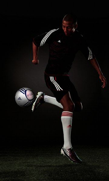 SUPER FOTO! Vezi cel mai tare echipament de fotbal VOTAT in 2010 si cele mai HIDOASE ghete!_5