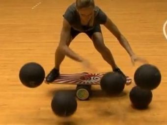 
	VIDEO INCREDIBIL! Vezi cum poate sa jongleze o fata cu 6 mingi de baschet!
