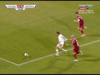 
	VIDEO / SCANDAL la Cluj! Bajenaru, tras de tricou de Tony pe linia careului! Balaj n-a dat initial penalty! A fost?
