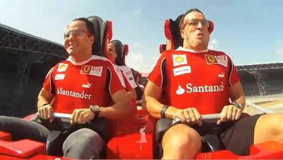 
	Video: Ii recunosti? Doi piloti supercunoscuti din F1, la 230 km/h, in cel mai rapid montagne russe
