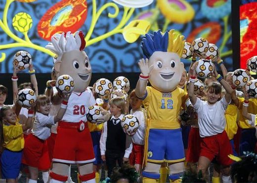 FOTO / Mascotele Euro 2012 au fost dezvaluite la Varsovia! Sunt cele mai urate din istorie?_1