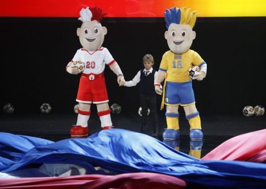 FOTO / Mascotele Euro 2012 au fost dezvaluite la Varsovia! Sunt cele mai urate din istorie?_11