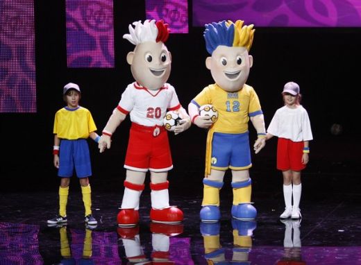 FOTO / Mascotele Euro 2012 au fost dezvaluite la Varsovia! Sunt cele mai urate din istorie?_12
