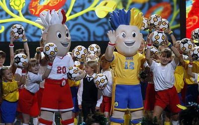 FOTO / Mascotele Euro 2012 au fost dezvaluite la Varsovia! Sunt cele mai urate din istorie?_5