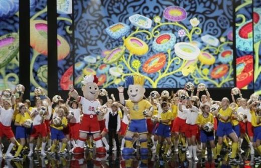 FOTO / Mascotele Euro 2012 au fost dezvaluite la Varsovia! Sunt cele mai urate din istorie?_6