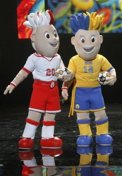 FOTO / Mascotele Euro 2012 au fost dezvaluite la Varsovia! Sunt cele mai urate din istorie?_9