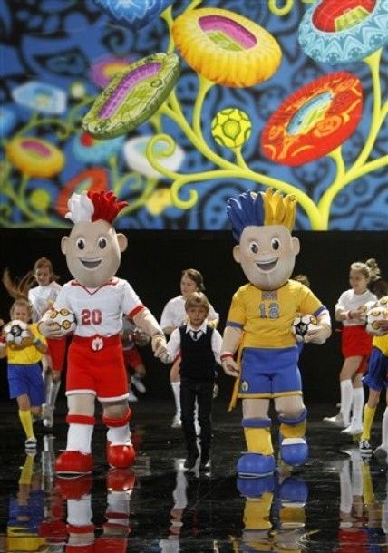 FOTO / Mascotele Euro 2012 au fost dezvaluite la Varsovia! Sunt cele mai urate din istorie?_10