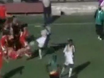 
	VIDEO INCREDBIL! Sar scantei! Vezi cum arata cea mai dura bataie generala din fotbalul feminin!!!
