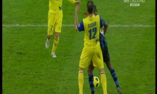 VIDEO SCANDALOS! Eto'o a LOVIT un adversar cu capul in piept ca Zidane in finala mondialului! Nu a primit ROSU!_2