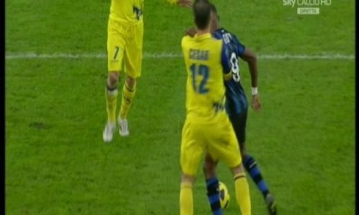 VIDEO SCANDALOS! Eto'o a LOVIT un adversar cu capul in piept ca Zidane in finala mondialului! Nu a primit ROSU!_3