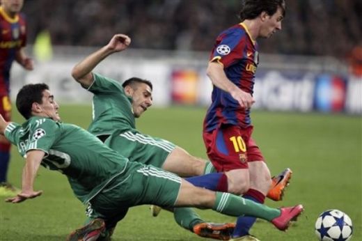 Messi, in pericol! Suporterii greci au patruns pe teren si au vrut sa-l atace!!!_2