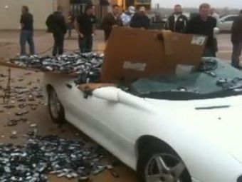 
	Video: Cartu mai are de invatat! Cum&nbsp; faci praf plafonul unui Camaro cu 1.500 de telefoane mobile!
