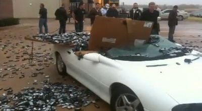 
	Video: Cartu mai are de invatat! Cum&nbsp; faci praf plafonul unui Camaro cu 1.500 de telefoane mobile!

