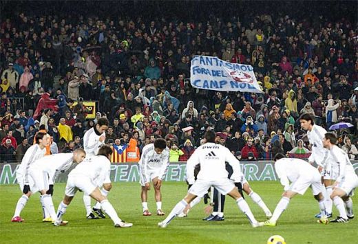 "Mourinho va ramane mereu un translator" SUPER FOTO: MESAJELE fanilor de pe Camp Nou:_9