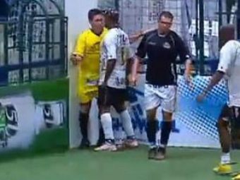 
	VIDEO / Ce face un fotbalist la nervi: ii da un CAP in gura arbitrului!
