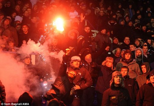 VIDEO! Imagini HORROR de aseara din Anglia! Mii de fani au intrat pe teren si s-au luat la bataie cu politia!_1