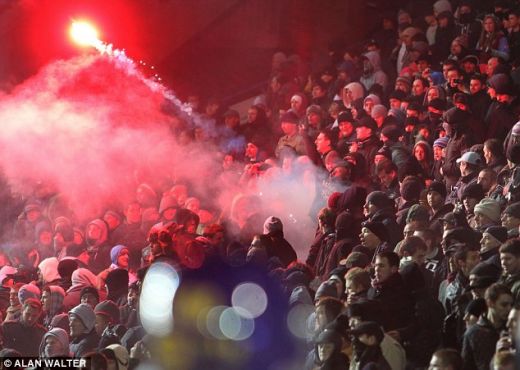 VIDEO! Imagini HORROR de aseara din Anglia! Mii de fani au intrat pe teren si s-au luat la bataie cu politia!_4