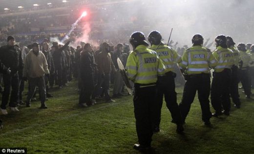 VIDEO! Imagini HORROR de aseara din Anglia! Mii de fani au intrat pe teren si s-au luat la bataie cu politia!_5
