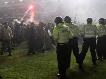 
	VIDEO! Imagini HORROR de aseara din Anglia! Mii de fani au intrat pe teren si s-au luat la bataie cu politia!
