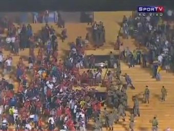 VIDEO Bataie incredibila la Copa Sudamericana! Fanii lui Indiependente au fost calcati in picioare de politie!
